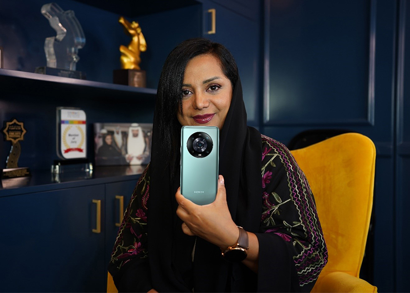 HONOR تتعاون مع المخرجة الإماراتية "نايلة الخاجة" بالتزامن مع إطلاق HONOR Magic4 Pro