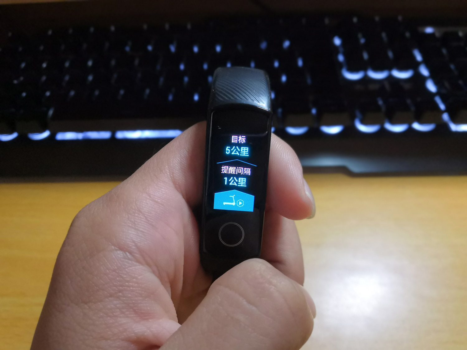 【荣耀少年】超高性价的荣耀手环4开局火爆都是因为…