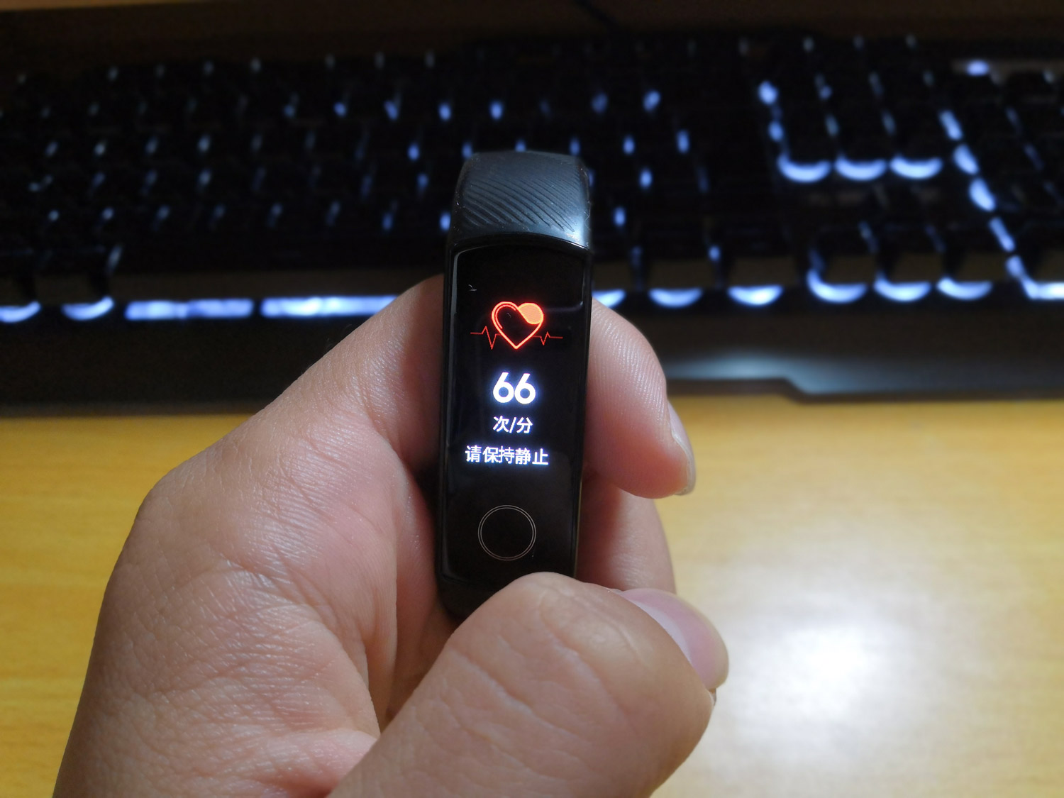 【荣耀少年】超高性价的荣耀手环4开局火爆都是因为…