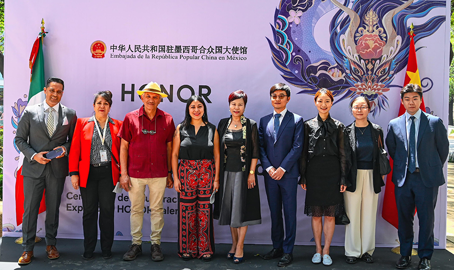 艺术与科技点亮未来 | 荣耀HONOR Talents获奖作品展在墨城改革大道开幕