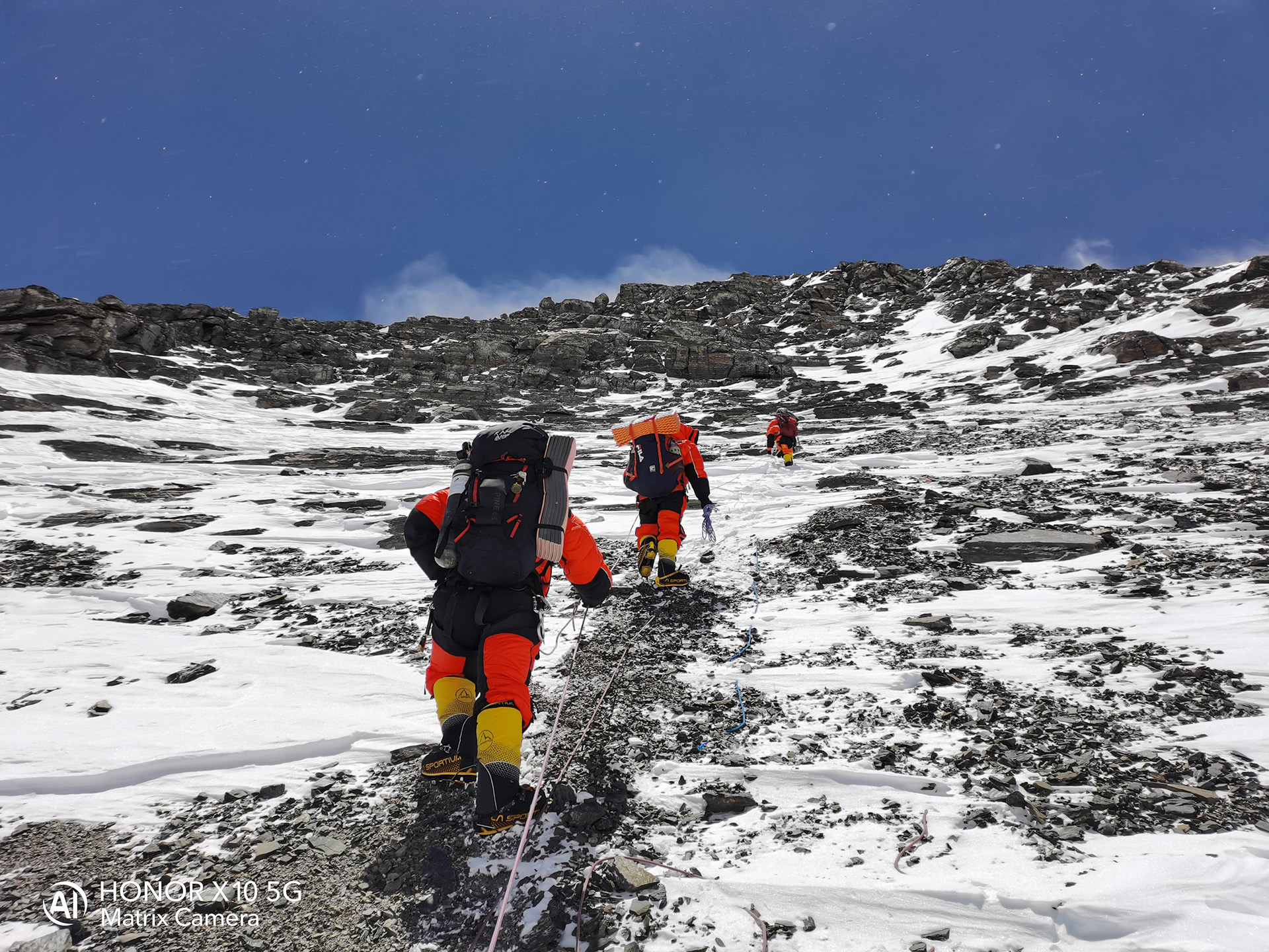 中国登山队成功登顶珠峰，5G连线见证中国荣耀