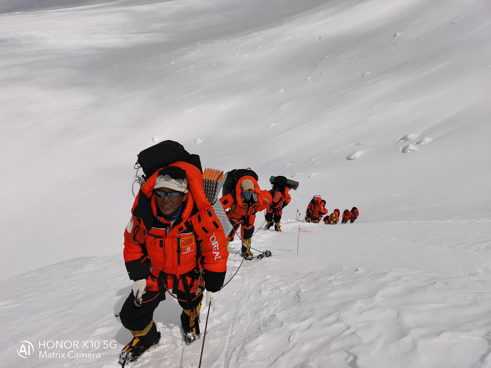中国登山队成功登顶珠峰，5G连线见证中国荣耀