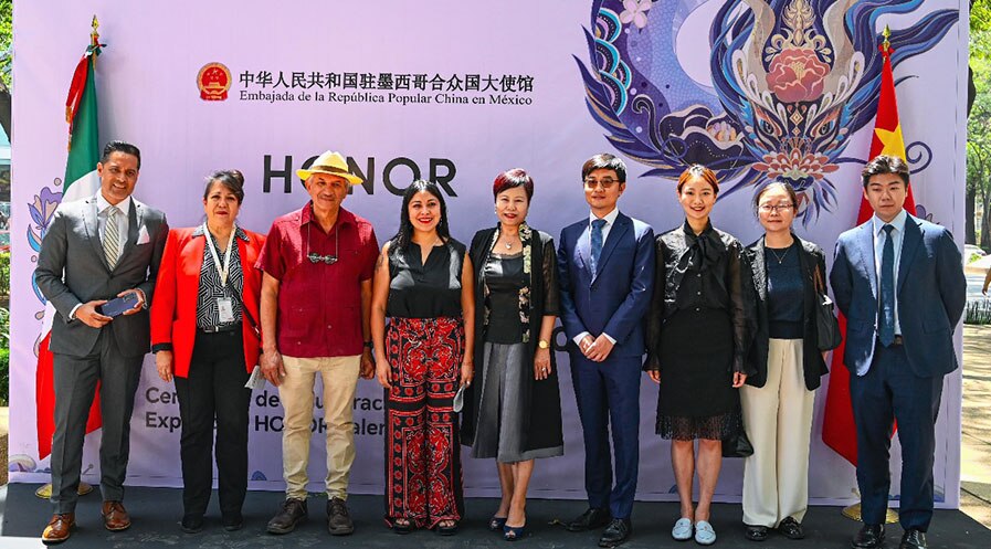 艺术与科技点亮未来 | 荣耀HONOR Talents获奖作品展在墨城改革大道开幕