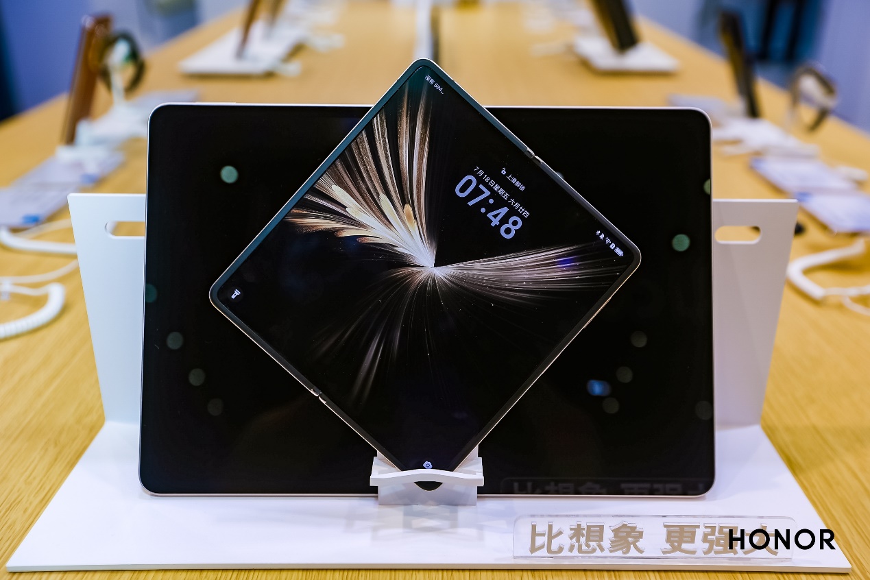 荣耀与中国联通签署战略合作 荣耀Magic V5领衔亮相2025联通大会