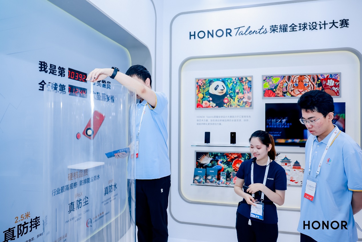 荣耀与中国联通签署战略合作 荣耀Magic V5领衔亮相2025联通大会