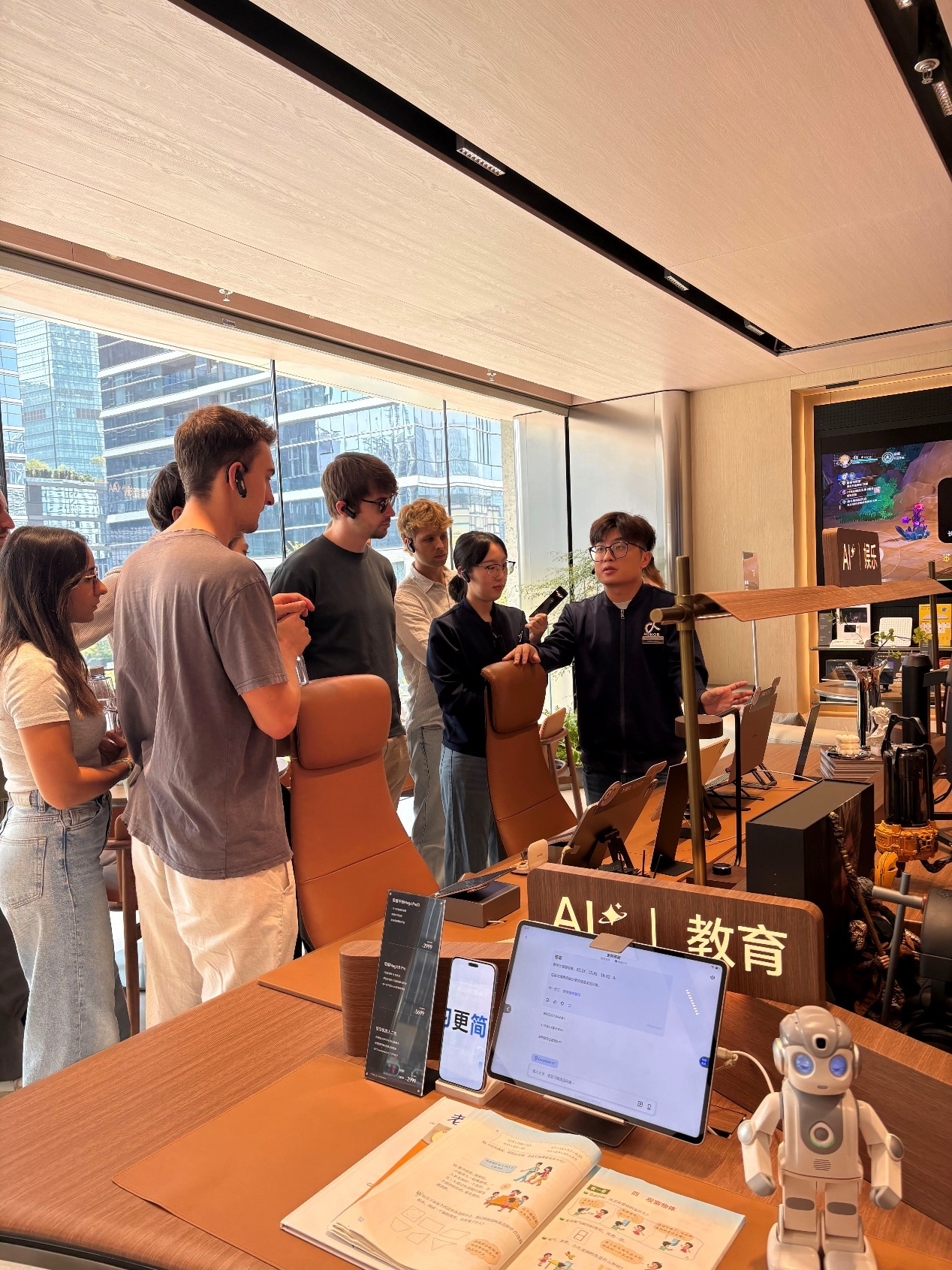 香港科技大学商学院师生到访荣耀开展研学交流 2