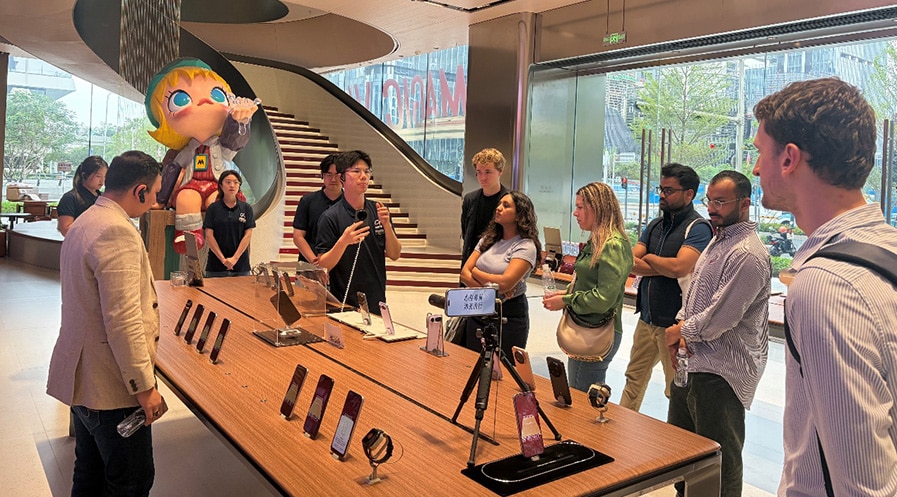 牛津大学走进荣耀：一场关于AI生态与未来手机的沉浸式研学