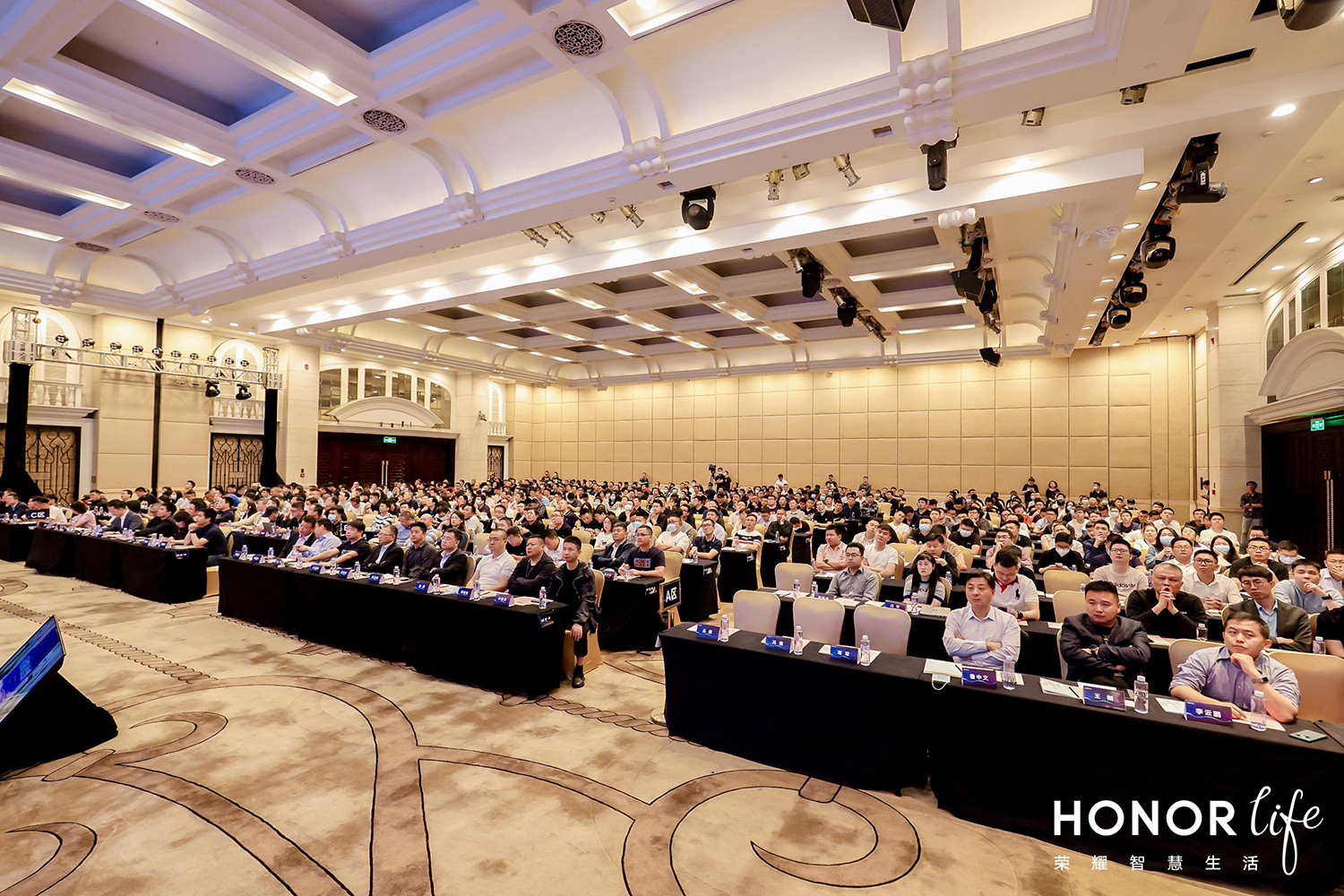 荣耀全场景渠道大会成功举行，笃行致远共荣耀