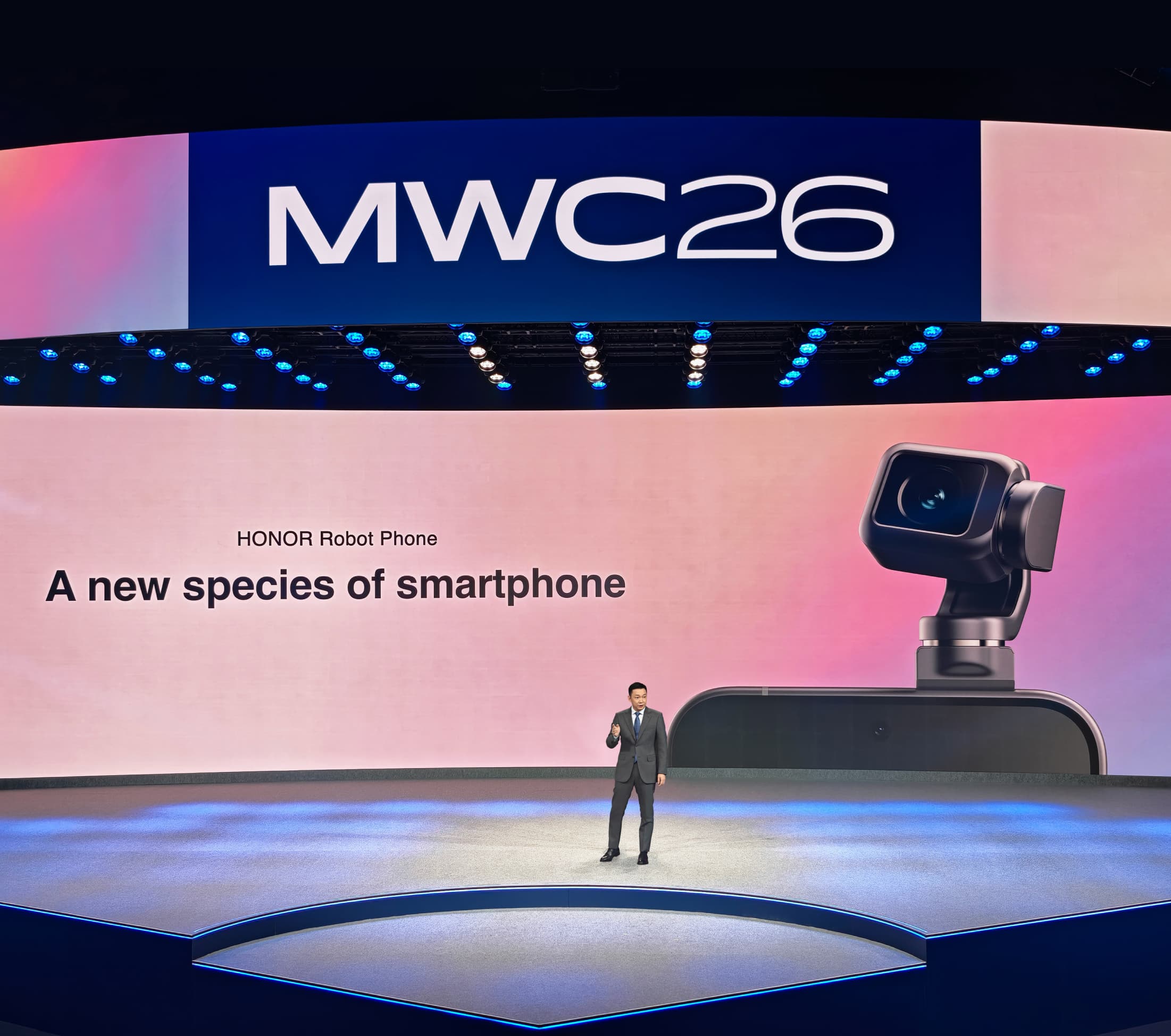 HONOR CEO Delivers Keynote Speech on MWC Main Stage for First Time    