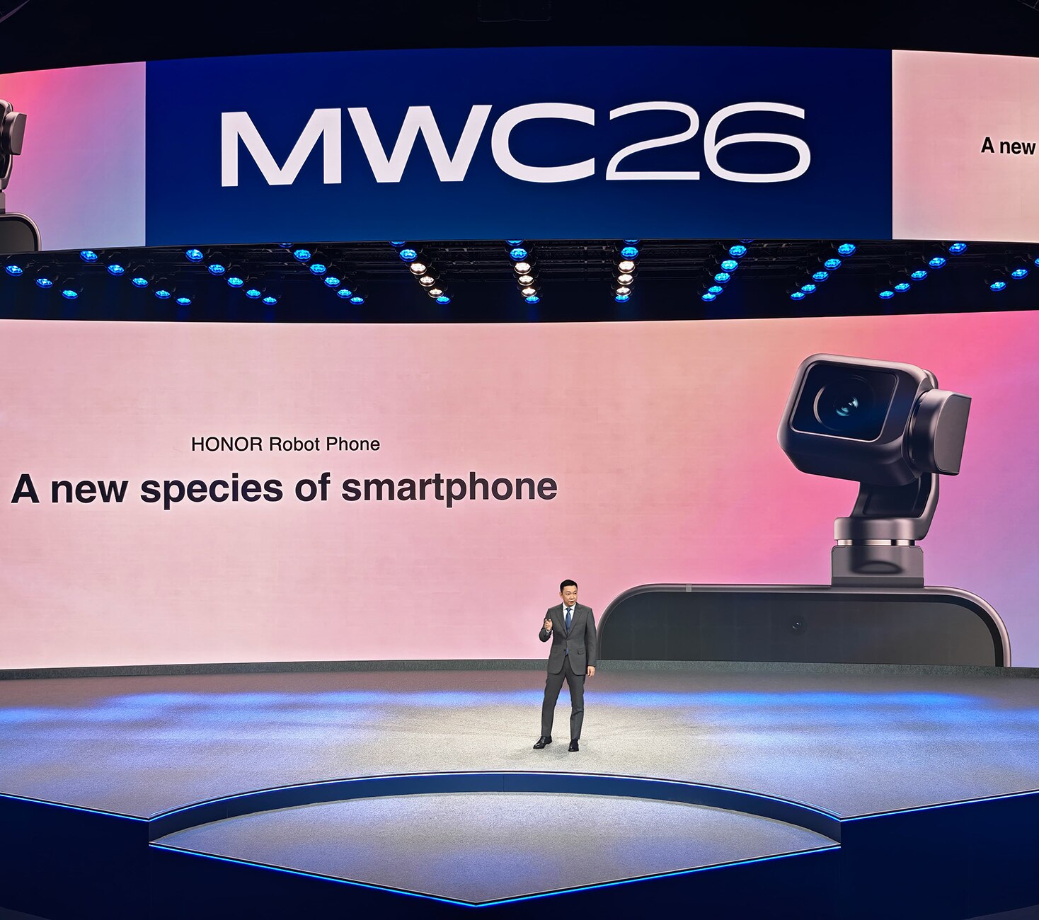 HONOR CEO Delivers Keynote Speech on MWC Main Stage for First Time    