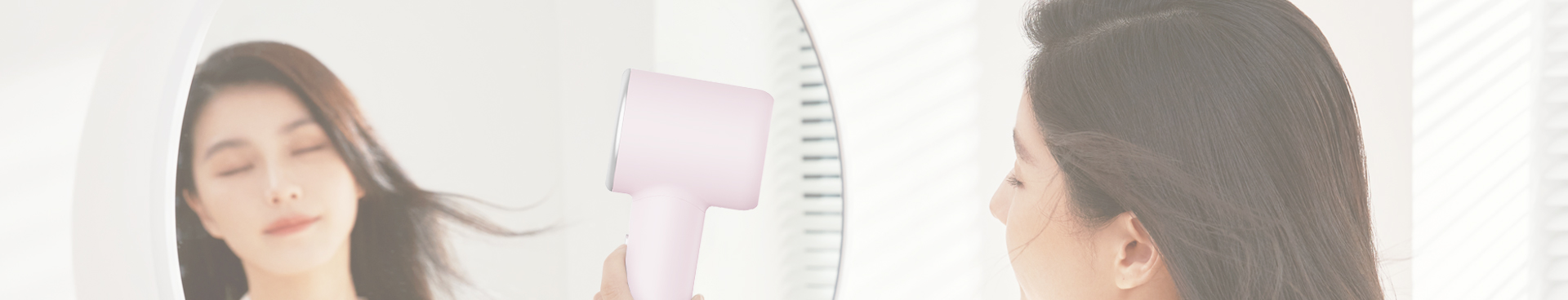 Sấy tóc nhẹ tênh.