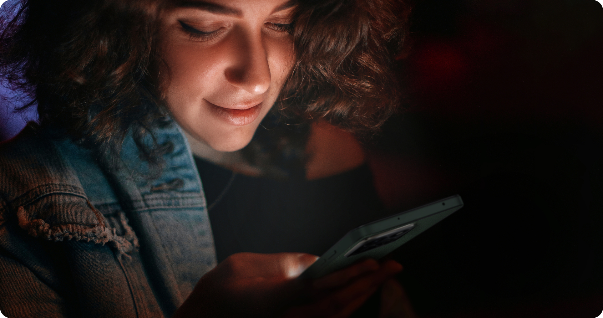  في الإضاءة المنخفضة، ينخفض السطوع تلقائيًا إلى 2 نيت فقط، مع خيارات متنوعة للعناية بالعين ووضعيات الحماية من الإضاءة.