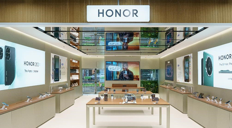 HONOR inaugura la sua prima bottega nel MediaWorld Tech Village di Milano Certosa