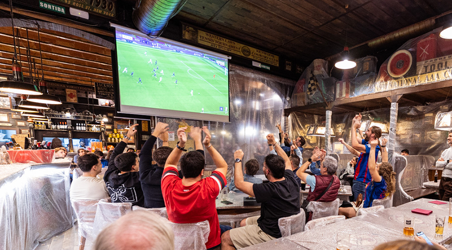 A Barcellona HONOR ricopre un bar di pluriball per testare l'entusiasmo dei tifosi di calcio