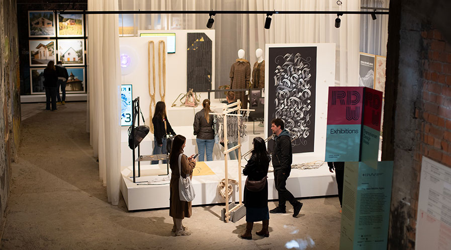 Ce se întâmplă când dai unui telefon o galerie de artă? Vino să afli la CINA, 19 – 20 iunie