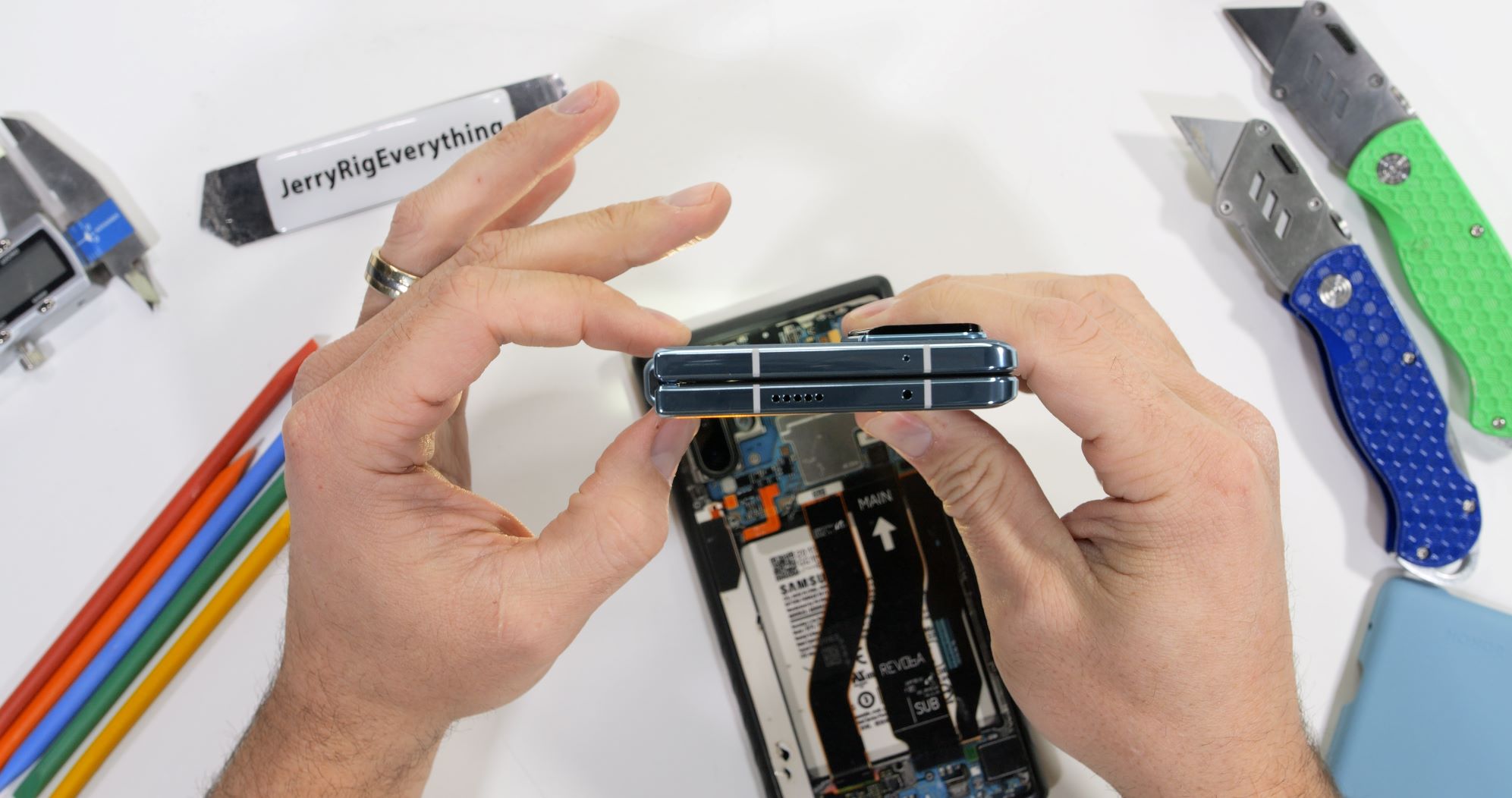 Zavirite u unutrašnjost sklopivog pametnog telefona HONOR Magic Vs